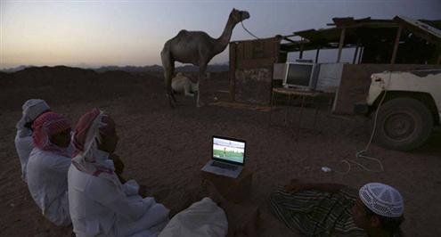 صورة.. سعوديون يشاهدون كأس العالم بالصحراء ضمن أجمل لقطات المونديال